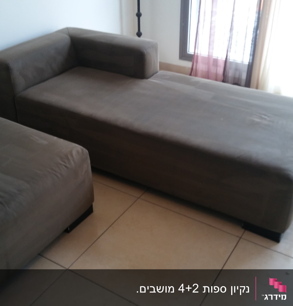 ספה חומה על רצפת אריחים בהירה